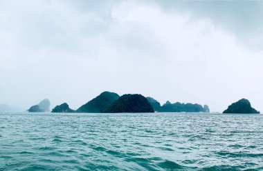 Deniz manzaralı güzel adalar, Ha Long Körfezi, Vietnam