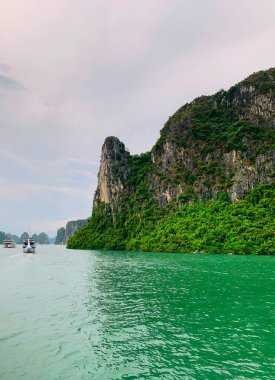 Deniz manzaralı güzel adalar, Ha Long Körfezi, Vietnam