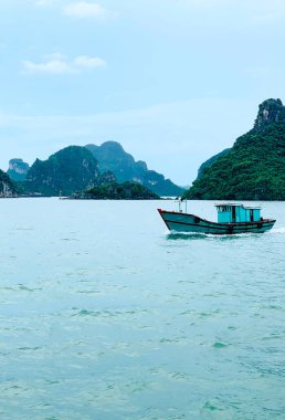 Deniz ve teknenin güzel manzarası, Ha Long Körfezi, Vietnam