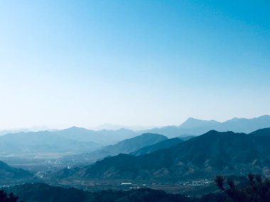 Pekin, Çin 'in dışındaki mavi dağ sırtı.