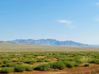 Çöl manzarası, mavi gökyüzündeki dağlar, Arkhangai, Moğolistan