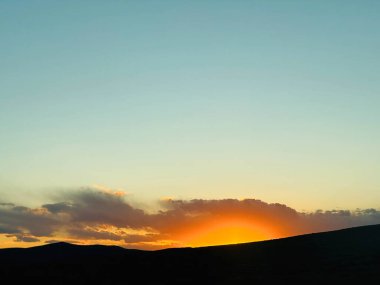 Tepelerin ardında güzel gün batımı, Moğolistan