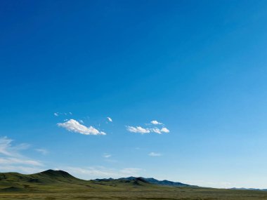 Mavi gökyüzü olan bozkır manzarası, Arkhangai, Moğolistan