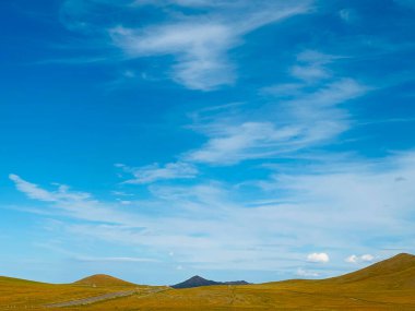 Dağları ve mavi gökyüzü olan güzel bir manzara, Arkhangai, Moğolistan