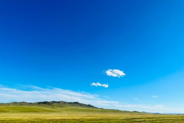 Dağları ve bulutları olan güzel bir manzara, Tov, Moğolistan