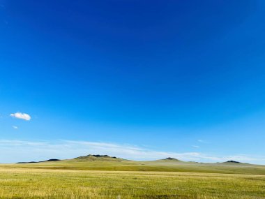 Mavi gökyüzü ve bulutlu bir çayırın yaz manzarası, Tov, Moğolistan