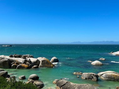 Deniz kıyısının güzel manzarası, okyanusta Granit çıkıntısı, Cape Town, Batı Burnu, Güney Afrika