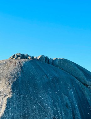 Mavi gökyüzünün arka planında kaya, Paarl Dağı, Batı Burnu, Güney Afrika
