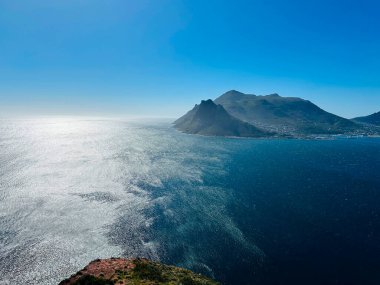 Rüzgarlı ama güneşli bir günde Hout Bay, 