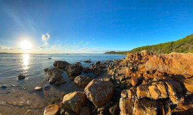 1770 'te, Queensland, Avustralya' da küçük bir adası olan güzel bir deniz manzarası.