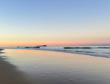 Deniz manzarası çok güzel. Günışığı Sahili, Queensland, Avustralya 'da gelgit