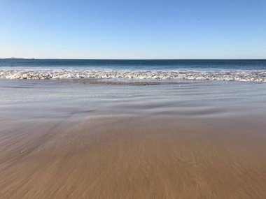 Deniz kıyısının güzel manzarası, Günışığı Sahili, Queensland, Avustralya