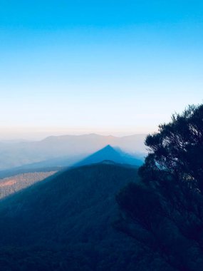 Dağları ve mavi gökyüzü olan güzel bir manzara, Uyarı Dağı, Queensland, Avustralya