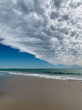Mavi gökyüzünün altında bulutlu bir gökyüzü altında panoramik bir çekim Kuzey Stradbroke Adası, Queensland, Avustralya