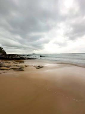 Deniz kıyısının güzel manzarası, Noosa Ulusal Parkı, Noosa, Günışığı Sahili, Queensland, Avustralya