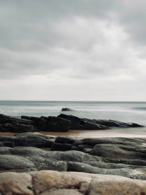 Kayalıkları ve denizi olan güzel bir deniz manzarası. Deniz manzarası. Noosa Ulusal Parkı, Noosa, Günışığı Sahili, Queensland, Avustralya