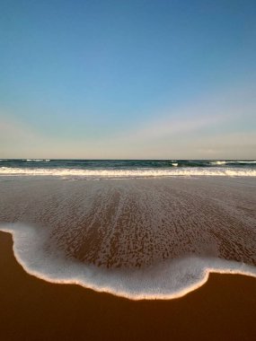 Sahile vuran dalgalar, Günışığı Sahili, Queensland, Avustralya