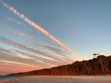 Günbatımında güzel bir sahil manzarası, North Stradbroke Adası, Queensland, Avustralya