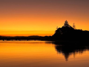 Günbatımı Mooloolah Nehri üzerinde, Günışığı Sahili, Queensland, Avustralya