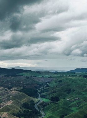 Rotorua, Yeni Zelanda 'yı çevreleyen dağların ve tepelerin güzel manzarası