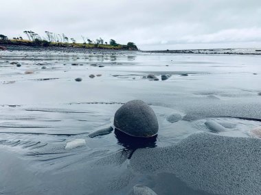 Deniz kıyısının güzel manzarası, Siyah volkanik kumlar, Waitara Sahili, Taranaki, Yeni Zelanda