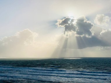 Fırtınalı bir gökyüzünün altında güzel bir deniz manzarası, Back Beach, Yeni Plymouth, Taranaki, Yeni Zelanda