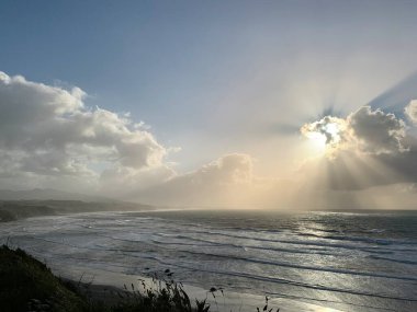 Denizin üzerinde güzel bir gün batımı, Back Beach, Yeni Plymouth, Taranaki, Yeni Zelanda