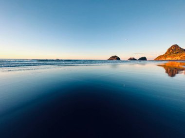 Deniz kıyısında gün doğumu, Back Beach, New Plymouth, Taranaki, Yeni Zelanda
