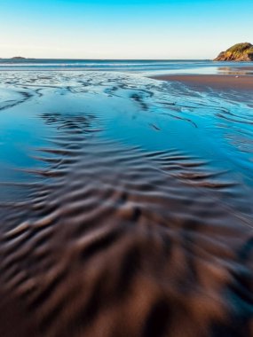 Mavi dalgalı güzel sahil, Back Beach, Yeni Plymouth, Taranaki, Yeni Zelanda