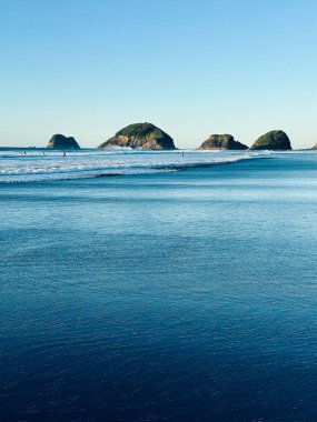 Kara volkanik kumlar ve adalar, Back Beach, Yeni Plymouth, Taranaki, Yeni Zelanda