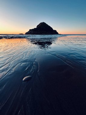 Sahilin güzel manzarası ve deniz ve siyah volkanik kumlar, Back Beach, New Plymouth, Taranaki, Yeni Zelanda