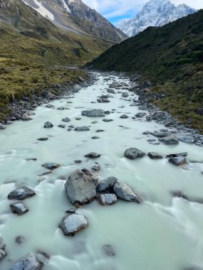 Alplerdeki dağ nehri, Cook Ulusal Parkı, Güney Adası, Yeni Zelanda