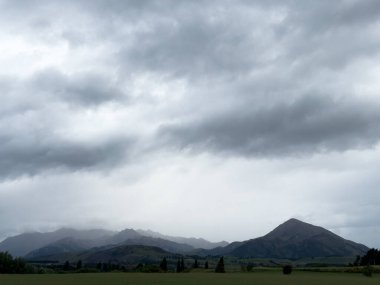 Dağları ve bulutları olan güzel bir manzara, Güney Adası, Yeni Zelanda