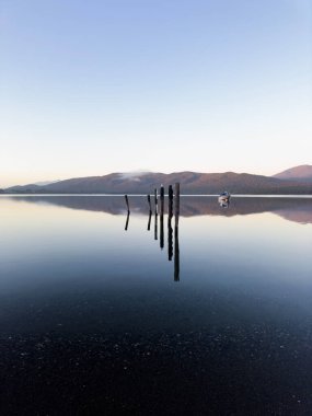 Wanaka Gölü 'nün güzel manzarası sabahın erken saatlerinde, Fiordland Ulusal Parkı, Güney Adası, Yeni Zelanda