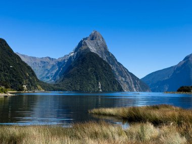 Yeni Zelanda fiord ve dağları, Milford Sound, Fiordland Ulusal Parkı, Güney Adası, Yeni Zelanda