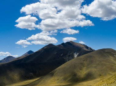 Dağları ve bulutları olan güzel bir manzara, Haast Geçidi, Yeni Zelanda