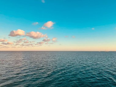 Büyük Set Resifi, Queensland, Avustralya üzerinde renkli gün batımı