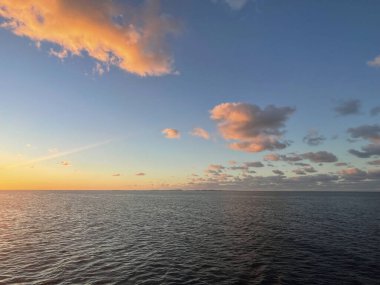 Büyük Set Resifi, Queensland, Avustralya üzerinde renkli gün batımı