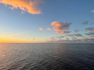 Büyük Set Resifi, Queensland, Avustralya üzerinde renkli gün batımı