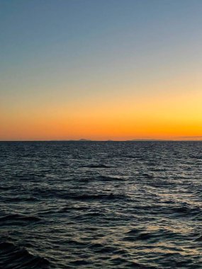 Büyük Set Resifi, Queensland, Avustralya üzerinde renkli gün batımı