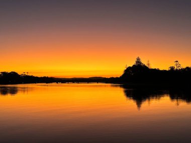 Maroochy Nehri üzerinde güzel bir gün batımı, Günışığı Sahili, Queensland, Avustralya