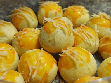 Nastar Cake, Pineapple Tart (Nastar Cake, Pineapple Tart veya Pineapple Tart), genellikle bayram, bayram veya Lebaran 'da bulunan ve ananas reçeli ile doldurulmuş küçük bir pasta. Seçici odak
