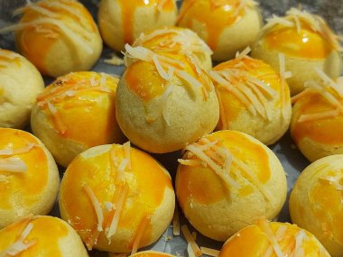 Nastar Cake, Pineapple Tart (Nastar Cake, Pineapple Tart veya Pineapple Tart), genellikle bayram, bayram veya Lebaran 'da bulunan ve ananas reçeli ile doldurulmuş küçük bir pasta. Seçici odak