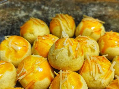 Nastar Cake, Pineapple Tart (Nastar Cake, Pineapple Tart veya Pineapple Tart), genellikle bayram, bayram veya Lebaran 'da bulunan ve ananas reçeli ile doldurulmuş küçük bir pasta. Seçici odak