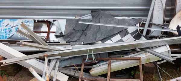 Bir dış mekanda atılmış metal borular, kablolar ve diğer inşaat malzemeleri yığını..