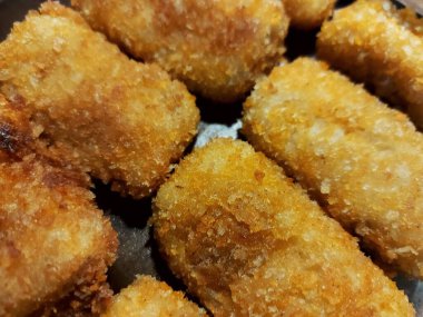 maydanoz ve ekşi-tatlı soslu kızarmış mozzarella peyniri yapışıyor