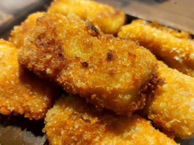 maydanoz ve ekşi-tatlı soslu kızarmış mozzarella peyniri yapışıyor