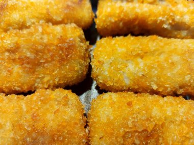 Kızarmış tavuk nugget sokak yemeği.