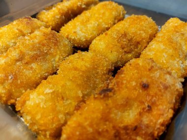 Kızarmış tavuk nugget sokak yemeği.