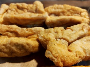 Daldırma sosu ile kızarmış tofu soya fasulyesi getirin geleneksel Çin mutfağı